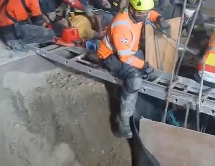 Rescatan dos trabajadores tras derrumbe en la fábrica de Cemento Cibao en Santiago