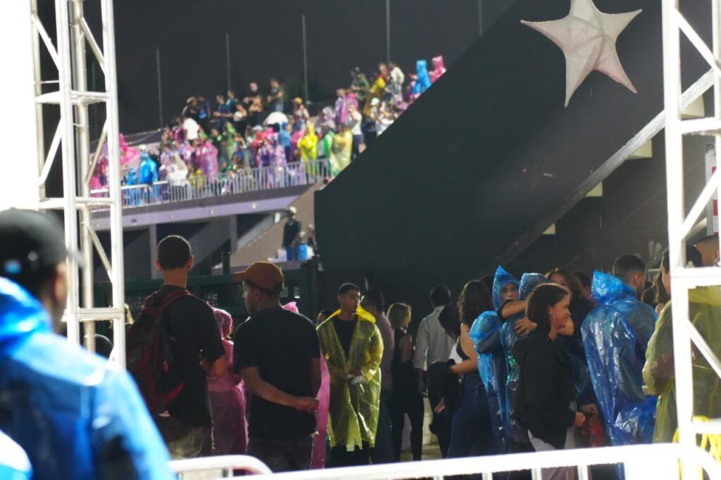 Los Ilegales vencen aguacero junto a su fiel público