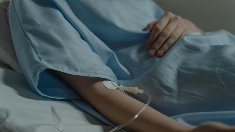 Hombre sigue un consejo de ChatGPT y termina hospitalizado