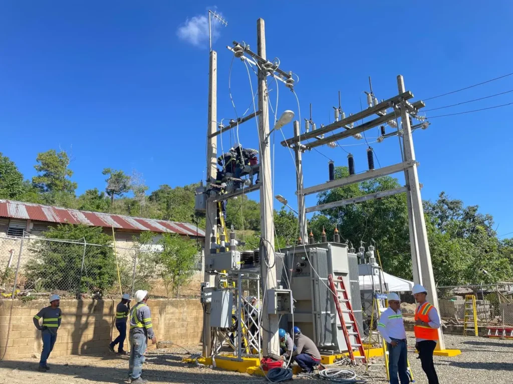 Edenorte instala transformador en Dajabón