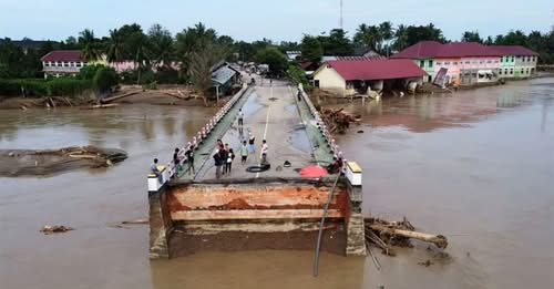 Más de 700 muertos por inundaciones en Indonesia