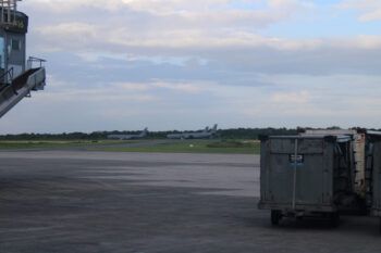 Tropas militares de EE. UU. instalan un compamento en el AILA