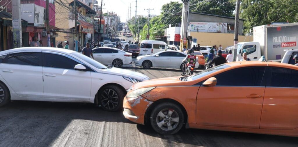 Chóferes paran el tránsito por el mal estado de sus calles en Los Girasoles