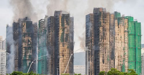 Suben a 151 los muertos tras incendio en Hong Kong