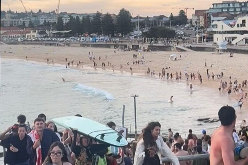 Al menos 12 muertos durante tiroteo en la playa más popular de Australia