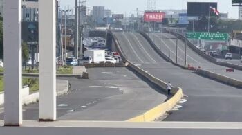 Esta fluyendo en transito en el kilómetro 9 de la autopista Duarte