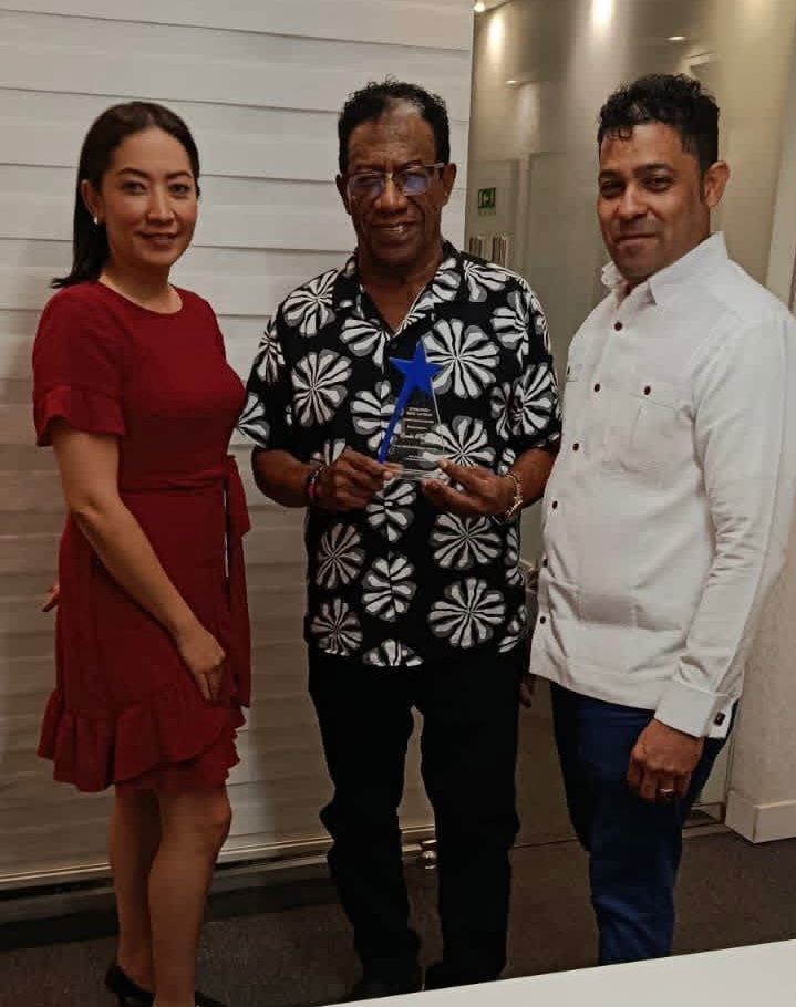 Fundación René Taveras reconoce trayectoria de Edilio Paredes