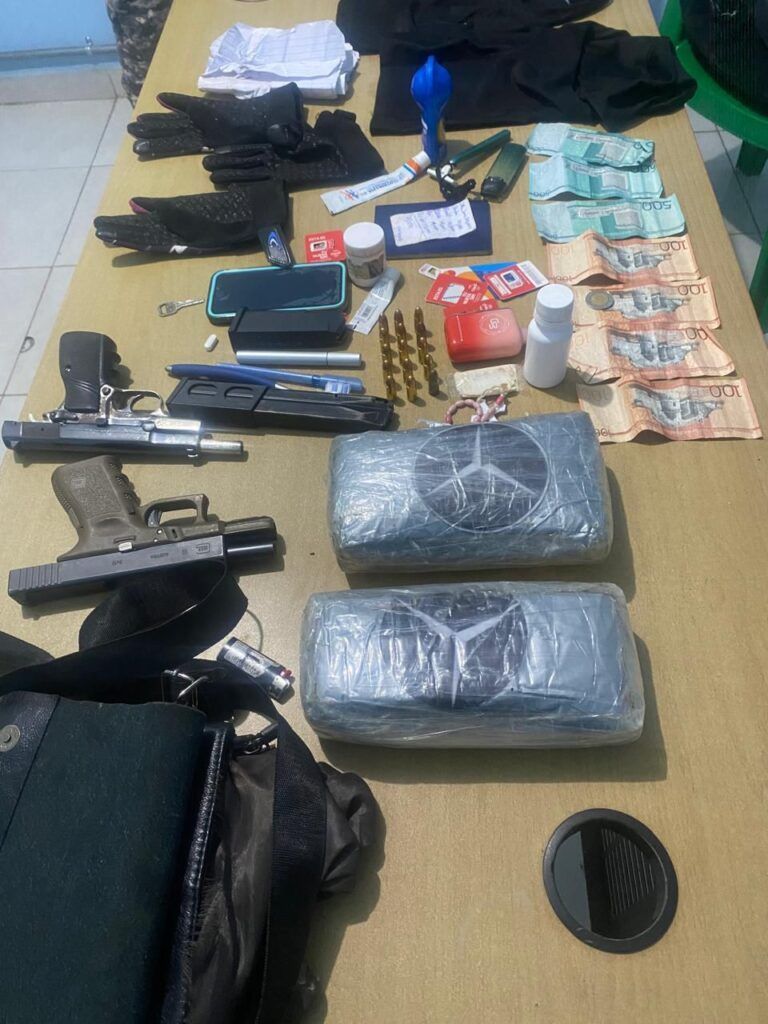 Policía Preventiva incauta drogas, armas ilegales y múltiples evidencias tras apresar dos sospechosos en Najayo