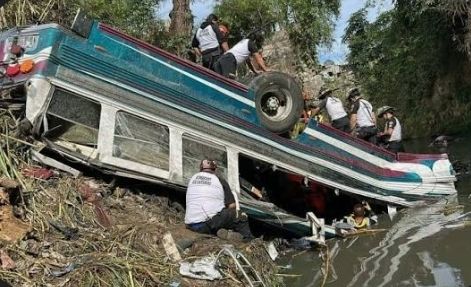 Al menos 15 muertos tras autobús caer a un barranco en Guatemala