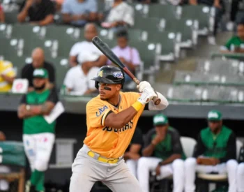 Águilas vencen 8-2 a Estrellas