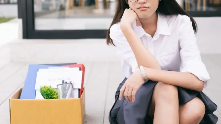 Despiden joven por llegar demasiado temprano al trabajo