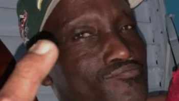 Hombre muere tratando de atrapar una gallina