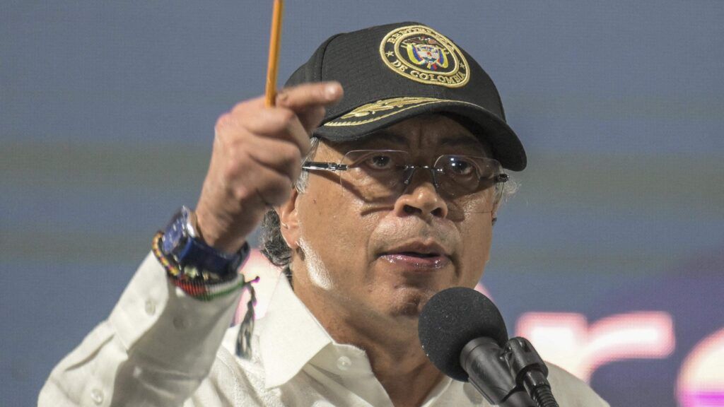 Petro desafía a Trump y ordena ‘restablecer el servicio aéreo civil’ con Venezuela