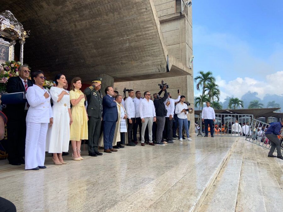 Virus gripal impide a Abinader asistir a misa de la Altagracia