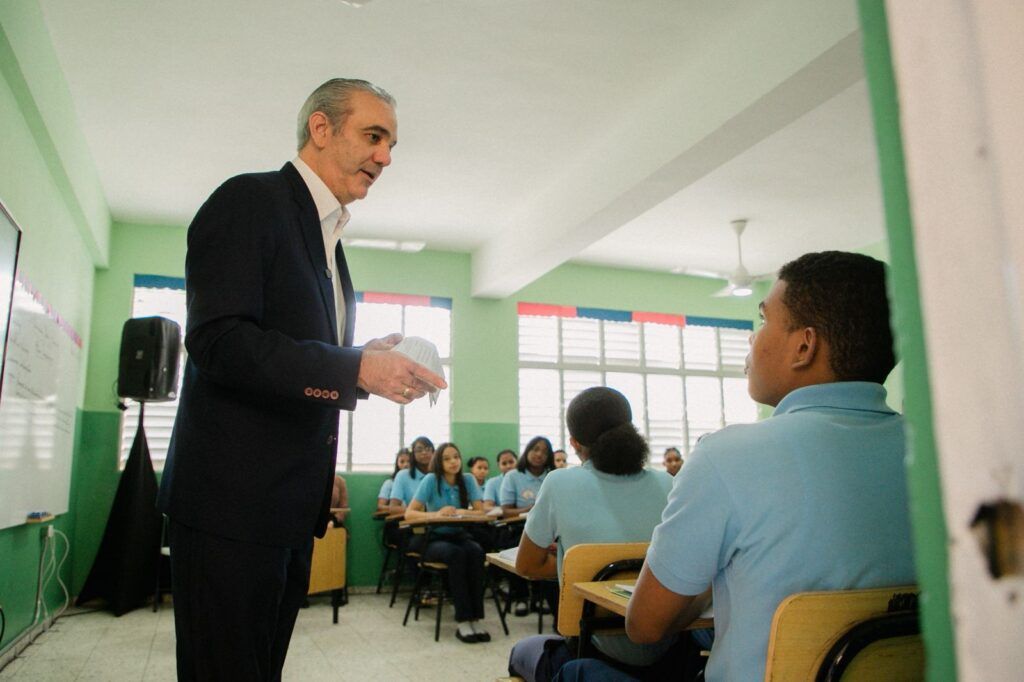 Abinader imparte clase de Moral, Cívica y Ética Ciudadana