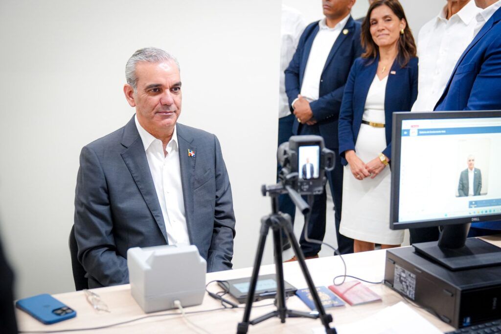 Presidente Abinader recibe el primer pasaporte electrónico