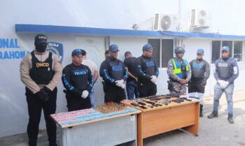 Policía Nacional y Ministerio Público apresan a tres personas y ocupan arsenal de armas, dinero y otros ilícitos en Barahona