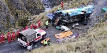 Al menos 11 muertos tras caer autobús por barranco en Bolivia