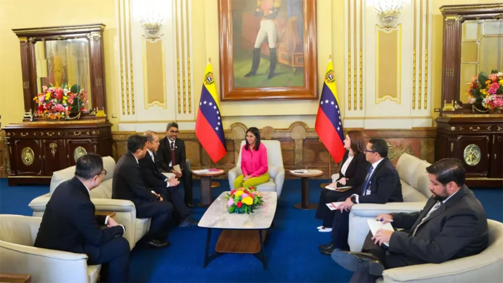 Delcy Rodríguez recibe en Caracas a una delegación de petrolera estatal de Indonesia