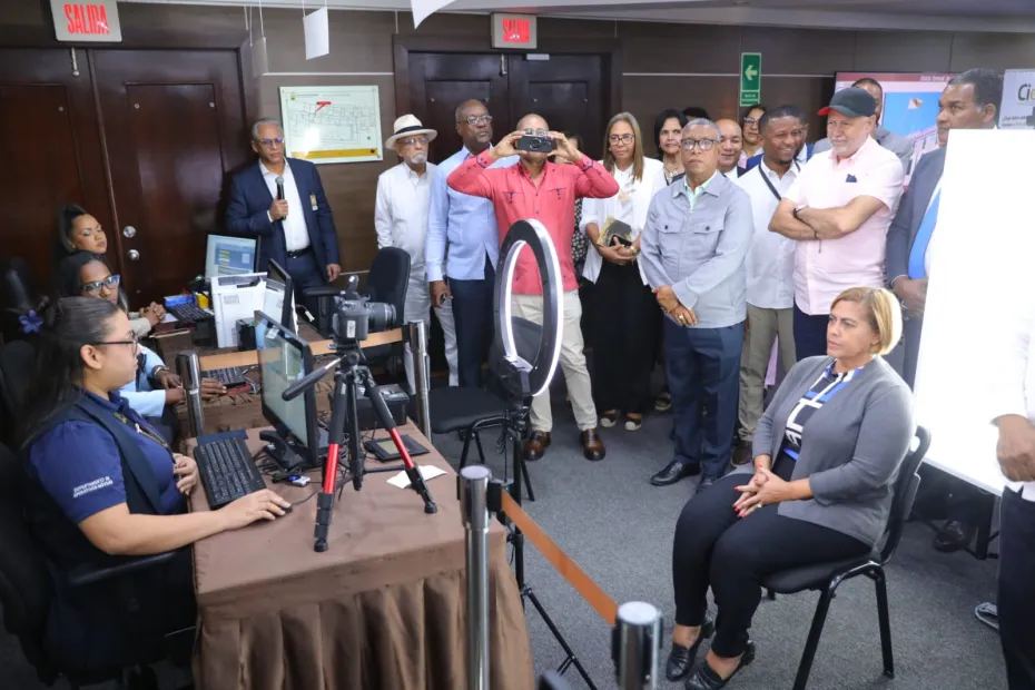 JCE presenta cambios de la nueva cédula a organizaciones políticas