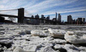 Suben a 17 los muertos por el frío extremo en NY