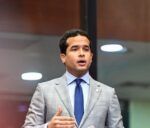 Omar Fernández ganaría la presidencia en todos los escenarios, según encuesta