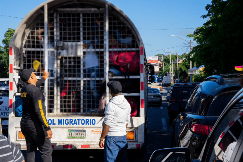 Denuncian detenciones erróneas de dominicanos en operativos migratorios