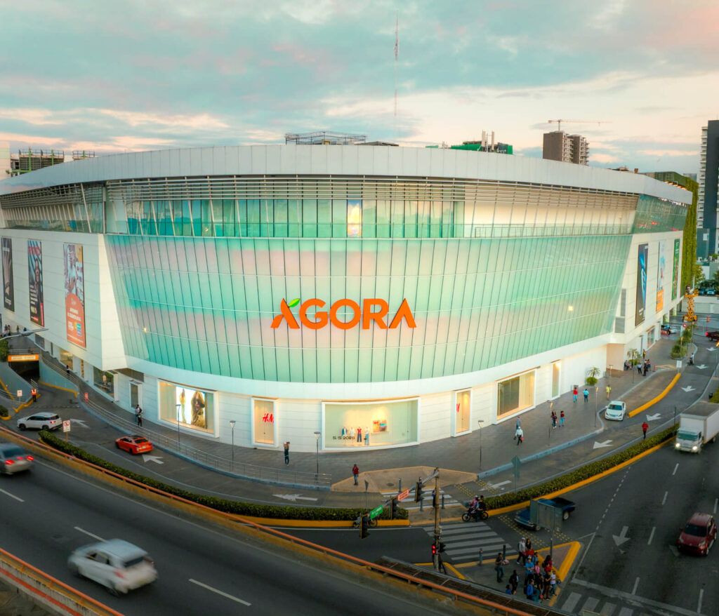 Al menos cinco personas se han lanzado desde Ágora Mall