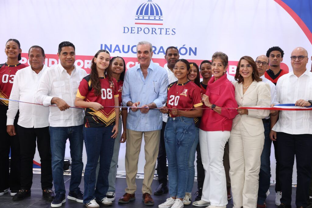 Abinader entrega dos polideportivos a Puerto Plata