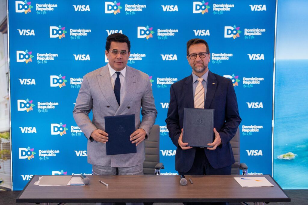 David Collado firma acuerdo con Visa Internacional para fortalecer la promoción turística de RD