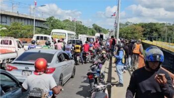 Motorista esta desaparecido tras caer al río por choque múltiple en puente de Villa Mella