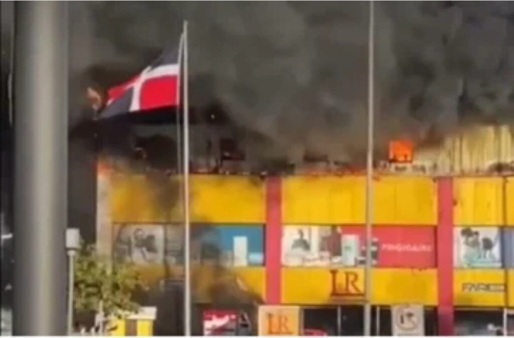 Incendio afecta sucursal de L&R Comercial en Villa Mella