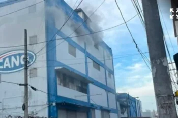 Se registra incendio en edificio de Almacenes Garrido en la Duarte