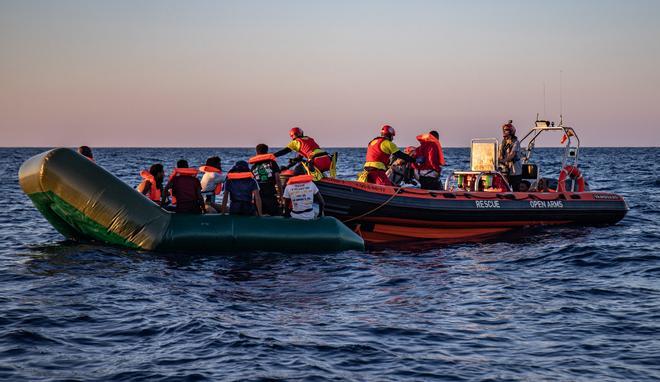 Al menos 53 migrantes muertos tras el naufragio de una embarcación en Libia