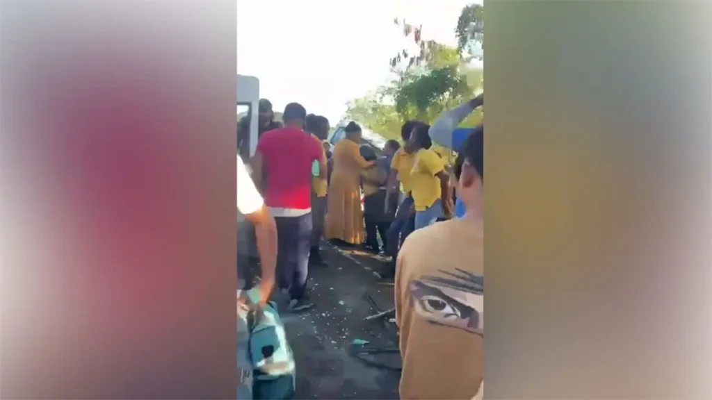 Varios estudiantes heridos tras accidente entre autobús y guagua escolar en Yamasá