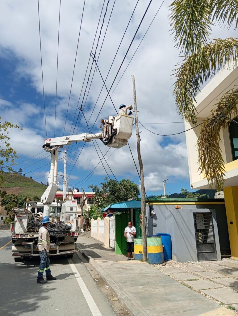 Edesur desarrolla amplio operativo de regularización en Nizao