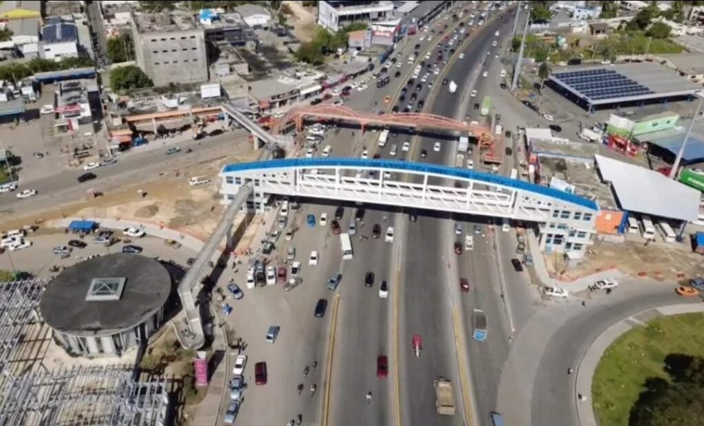 Inauguran nuevo puente peatonal en el Kilómetro 9 de la autopista Duarte
