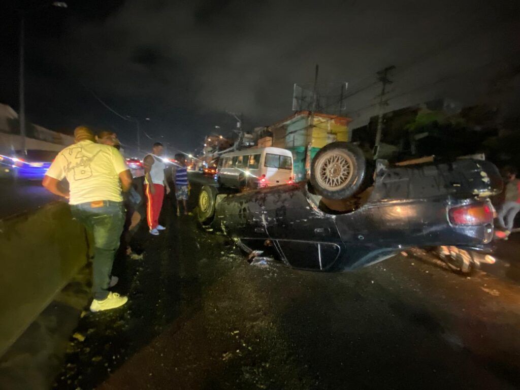 Vehículo se vuelca en elevado de la Máximo Gómez