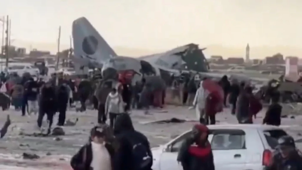 Al menos 20 muertos tras estrellarse un avión militar en Bolivia