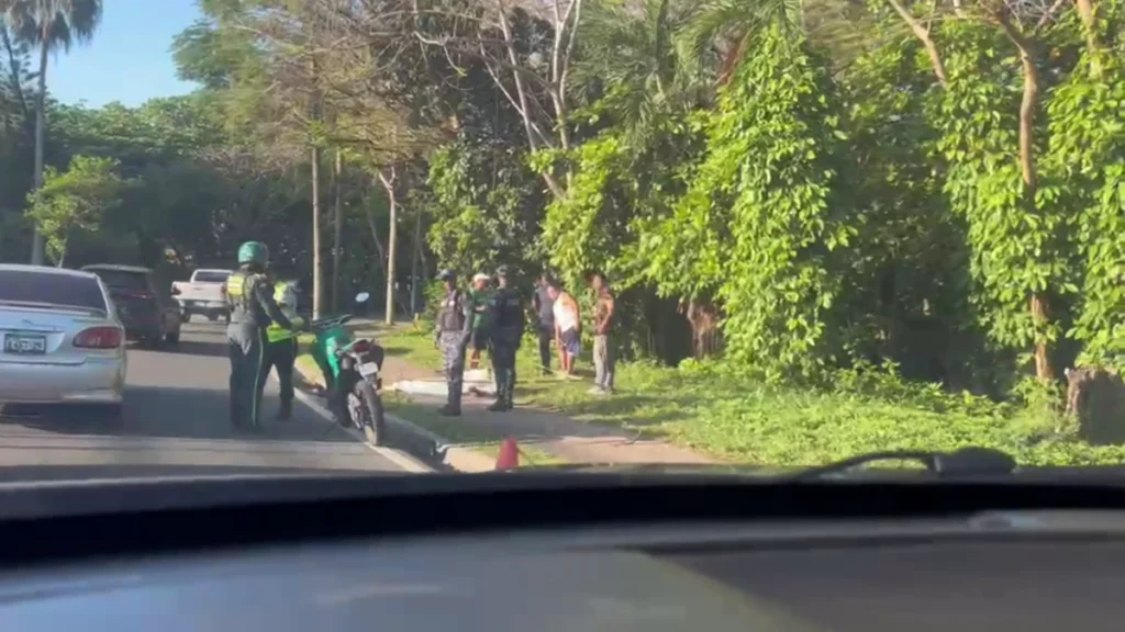 Encuentran hombre muerto en acera del Jardín Botánico