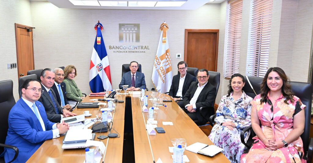 Valdez Albizu destaca resiliencia de la economía dominicana ante ejecutivos de Citibank