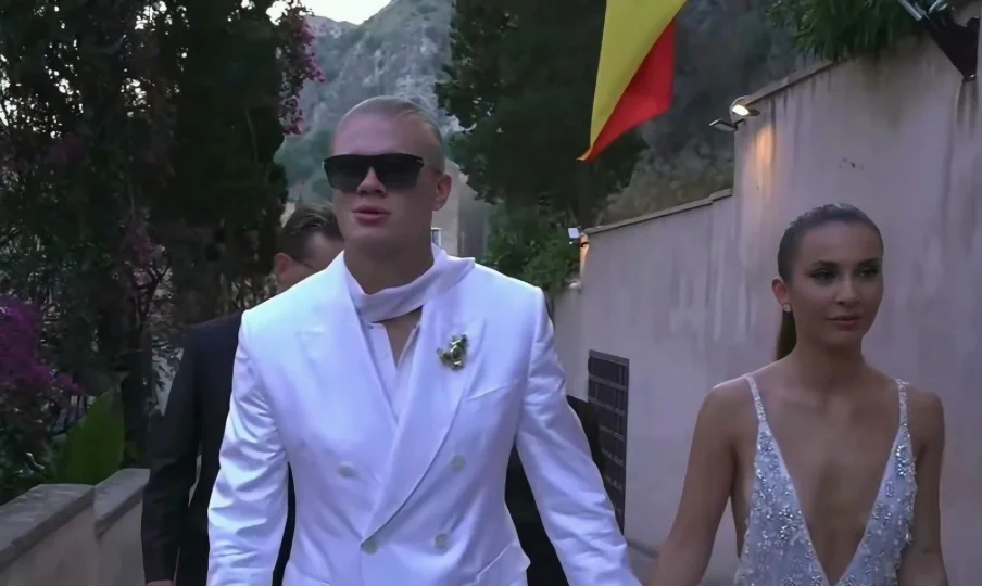 Haaland cambia el terreno de juego por la pasarela y deslumbra en desfile de Dolce & Gabbana